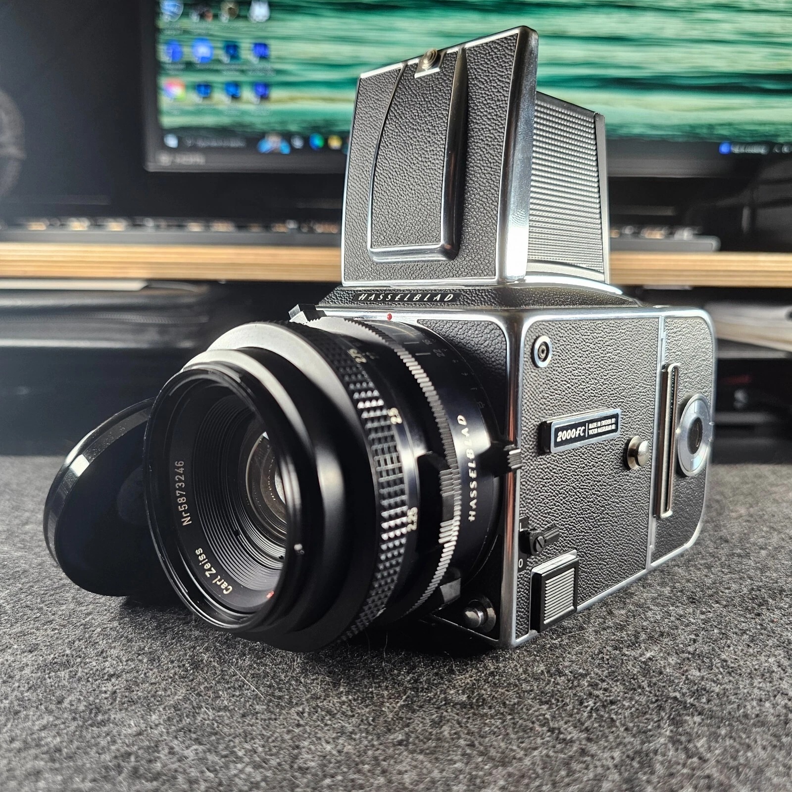 Hasselblad 2000 FC + Carl Zeiss Planar 80/2,8 T + Film Mag. 12 - Image 1