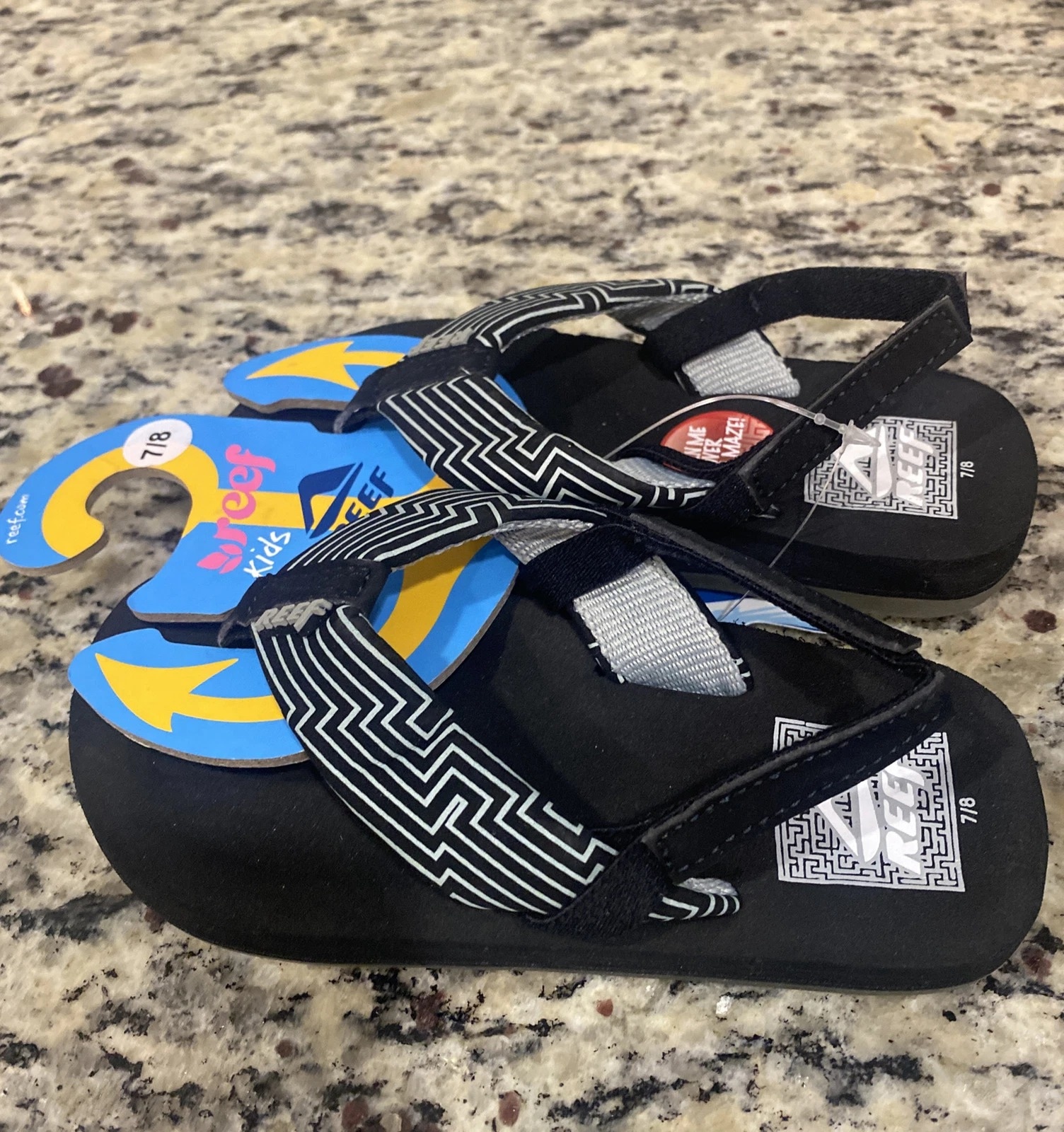 Kids Flip Flops Sandals size 9 / 10 unisex green /black Reef Cozy Maze Game - Image 1