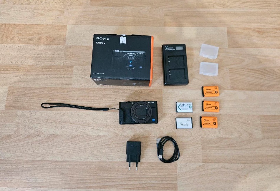 Sony Digital Camera RX100 VII With Extra Batteries & Charger - Image 1